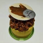レ・グーテ - ピスタチオのスポンジとピスタチオのクリームの中にミルクチョコクリーム、上にザクザクを乗せたアフロ520円