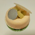 レ・グーテ - メロン、ココナッツ、ブランデーのシロップのアーモンド生地に、ホワイトチョコとココナッツのクリーム、マスク500円