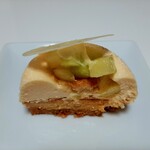 レ・グーテ - コクのあるホワイトチョコとココナッツのクリームにメロン果肉、生地にはメロンやココナッツ、ブランデーのシロップがしみ込み華やか