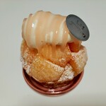 レ・グーテ - ゴロッとジューシーな桃にカスタード、バター香るパイ生地にしっとり紅茶風味のダマンドが贅沢、売切れ必至のモモタル520円