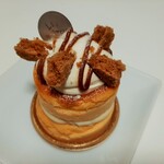 レ・グーテ - スフレチーズの上にフロマージュブランとバニラのクリーム、キャラメルソースの苦味とくるみクッキーがサクサク、フフレ470円