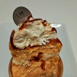 レ・グーテ - エアリーで儚い口溶けのスフレチーズにバニラクリーム、爽やかな酸味のフロマージュブランがマッチ、キャラメルソースの苦味で引き締まる！