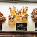 レ・グーテ - やっぱり夜になると、グッと品揃えが寂しくなるショーケース