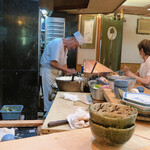 天ささ - 楽しそうに天ぷらを揚げる店主が素敵です♫