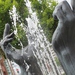 生姜ラーメン みづの - ロータリー近くの噴水とオブジェ