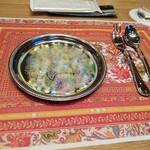 水信フルーツパーラー - 銀皿。皿にモザイクが反射して綺麗ですね。