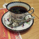 水信フルーツパーラー - 珈琲。カップがまた良いね。珈琲の液面にもモザイクが反射してます。