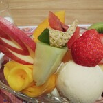 水信フルーツパーラー - 複雑なカットを施された果物達に萌える