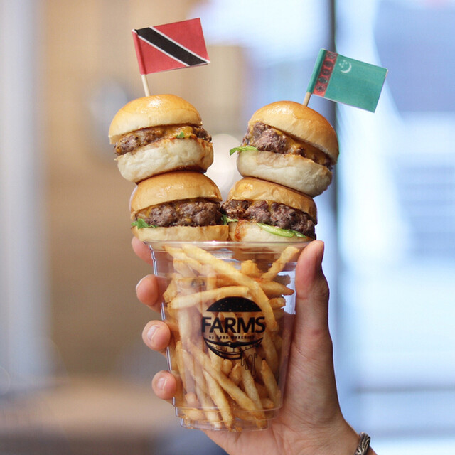 ミニサイズでも味は本格派 手のひらサイズのバーガー片手に原宿散歩 By Idestagram Jp 閉店 Farms By Good Munchies 明治神宮前 ハンバーガー 食べログ