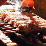 もつ焼き 福政 - つくねが並ぶ焼き台