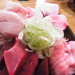 もつ焼き 福政 - 刺盛り：手前右はブレイン