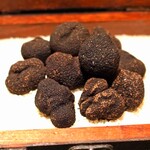 西麻布 焼肉 X - オーストラリア パーツ産の黒トリュフ