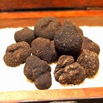 西麻布 焼肉 X - オーストラリア パーツ産の黒トリュフ