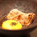 西麻布 焼肉 X - 但馬玄　サーロイン　飛来幸地鶏の卵をからめて