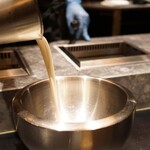 西麻布 焼肉 X - マッコリとイタリア産の有機のアカシアの蜂蜜に油脂分４７％の生クリームを金属のボールの中へ入れます