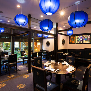 ロイヤルブルーを基調とした広々空間