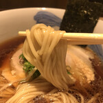 ニッポン ラーメン 凛 トウキョウ - 醤油らぁ麺９９０円。スープ、麺、具と、丁寧な作りで、とても美味しくいただきました（╹◡╹）
            麺の硬さとメンマ、何より金額は、改善の余地があると思います。。。