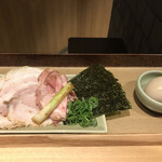 ニッポン ラーメン 凛 トウキョウ - 特製トッピング５２０円。もも肉の焼豚は、銘柄豚を使っていて、特製のみで使用されているそうです。味玉も含め、とても美味しかったです（╹◡╹）。でも、良いお値段ですね。。。