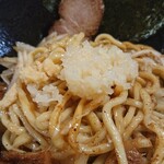 高舘食道 水神蕎麦 - よく混ぜて、刻みニンニクとおろし生姜を投入