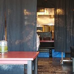 おばんざい鉢屋 - 入口入って正面右が厨房。