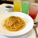 コミック・バスター - 料理写真:カニの濃厚アメリケーヌパスタ　600円　ドリンク無料　※お席代は別途