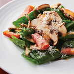 Spinach salad with thick-sliced bacon and raw mushrooms