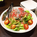 三酉屋 - しらすと桜海老のサラダ638円