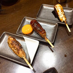 三酉屋 - 上からチーズつくね231円、月見つくね231円、つくね塩198円