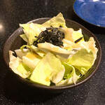 三酉屋 - お通し330円の塩昆布キャベツ