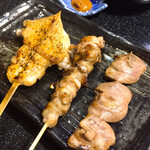 三酉屋 - 左から手羽先、のどっち、はつ塩