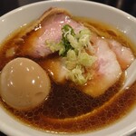 AKEBI - 味玉ちゃーしゅー中華そば(1150円)。