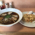 九龍 - チャーシュー麺　半炒飯セット(900円)