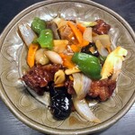 五味八珍 - 黒酢の酸味が効いたタレが絡んだ肉と野菜の黒酢豚