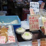 藤方豆腐店 - ざる豆腐の販売風景です