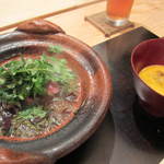 恵比寿　くろいわ - 山椒の花が乗ったすき焼き。卵でとじてもらいました。