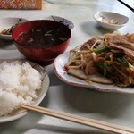 土浦飯店 - 肉野菜炒め定食 ご飯少しでよいと私がお願いした。