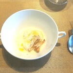 La Brianza - フォンティーナチーズのラビオリ、カステルマーニョチーズと発酵バターのソース。幻のチーズとも言われるフォンティーナチーズのソースはブルーチーズのような風味が感じられ、コクあり。ジロール茸もいい香り♡