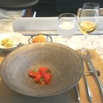 La Brianza - アメーラトマトのカッペリーニとゼッポリーニと自家製フォカッチャと、ソムリエさんに選んでいただいたワイン。イタリアリグーリアのチンクエテッレの白ワイン。果実味とコクもある印象おいしい。飲み応えもあり