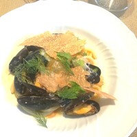 La Brianza - (確かモンサンミッシェル産)ムール貝のシャラテッリ、グリーンカレーのソースチーズのパリパリとフェンネル。小ぶりながら味わいの濃いムール貝がたっぷり。少しピリリとスパイシーなソース、もちもちパスタと美味