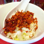 ラーメン二郎 - 待ってる間に粗挽き唐辛子投下～♪