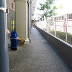 ラーメン二郎 - メトロード通路では自転車は降りて押しましょう