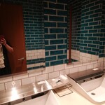 鉄板焼き 七里ガ浜 - タイルばりのトイレ