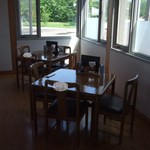 サーモン亭 - （平成２２年８月）テーブル席の様子その１です。