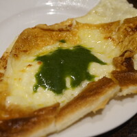 Focacceria la Brianza - フォカッチャディレッコ・カット後にバジルペーストを添えて