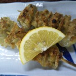 鶴亀 - 鶏皮 ２本 200円(税込)(2020年8月20日撮影)