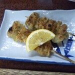 鶴亀 - 鶏皮２本 200円(税込)(2020年8月20日撮影)