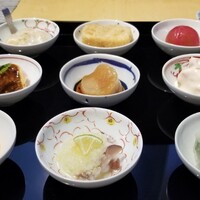 中國菜 心香 - ①生クラゲの辣油和え
                    ②水蛸の葱ネギソース掛け
                    ③海老ニラ饅頭
                    ④よだれ鶏
                    ⑤帆立の紹興酒漬け
                    ⑥薩摩芋、揚げ海老、マヨネーズソース掛け
                    ⑦上海蟹の味噌入り小籠包
                    ⑧揚げ大根
                    ⑨中国トマトのコンポート