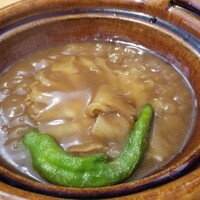 中國菜 心香 - ⑩鱶鰭姿煮土鍋ご飯（胸びれ）
                    グツグツと煮立ったトロみのある濃いめの餡
                    スライスされた胸びれの鱶鰭は軟らか～い！
                    独り鱶鰭祭りの開幕です♪ヽ(´▽｀)/
