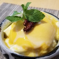 中國菜 心香 - ⑪杏仁マンゴープリン入り中国かき氷、胡桃の飴焼き載せ
                    かき氷は少なめで、マンゴープリンのボリュームはたっぷり。
                    つい夢中になってしまいました。(^_^;)