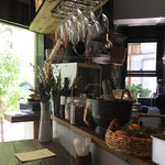 ADI - カウンター席　他にテーブル4卓。キッチンは外へ向けたチャイスタンドもあり。